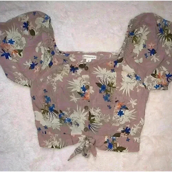 Women’s Aeropostale flower pattern top - Picture 3 of 4